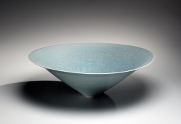 Itō Hidehito (b. 1971), Conical bowl with craquelure celadon glazing