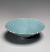 Itō Hidehito (b. 1971), Craquelure celadon-glazed teabowl with wide foliated rim and small base&nbsp;&nbsp; &nbsp;