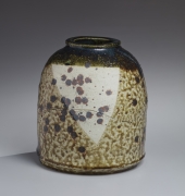 Koie Ryōji (b. 1938), Dark brown, oribe-glazed tsubo (vessel) with splash patterning in iron-oxide and incised abstract patterning