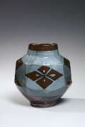 Kawai Kanjirō (1890-1966), Standing faceted vase decorated with iron oxide and gosu glazes