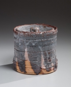 Nezumi-shino (gray shino)-glazed covered water jar with lid with matching lid